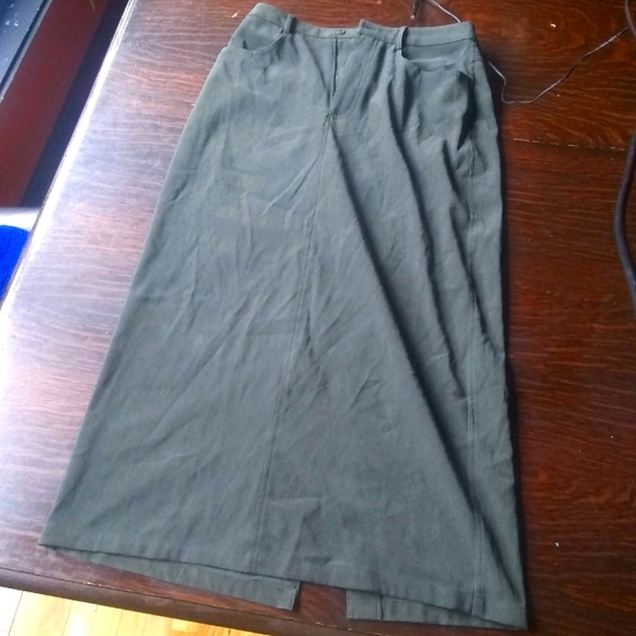 Green pencil skirt - Picture 1 of 5